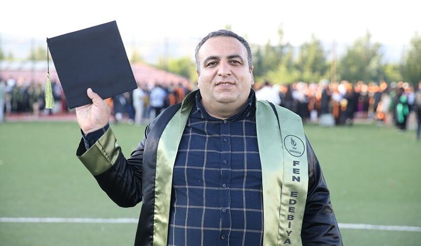 Şoförlük yaptığı üniversiteden fakülte birinciliğiyle mezun oldu