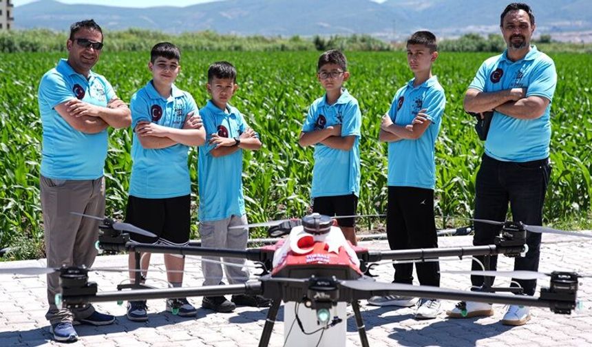 BİLSEM öğrencileri öğretmenleriyle tarımsal ilaçlama için dron tasarladı