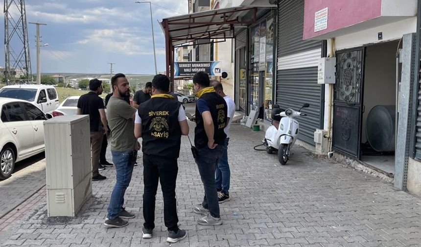 Şanlıurfa'nın Siverek ilçesinde bir kişi silahla eşi ve kızını ağır yaraladı.