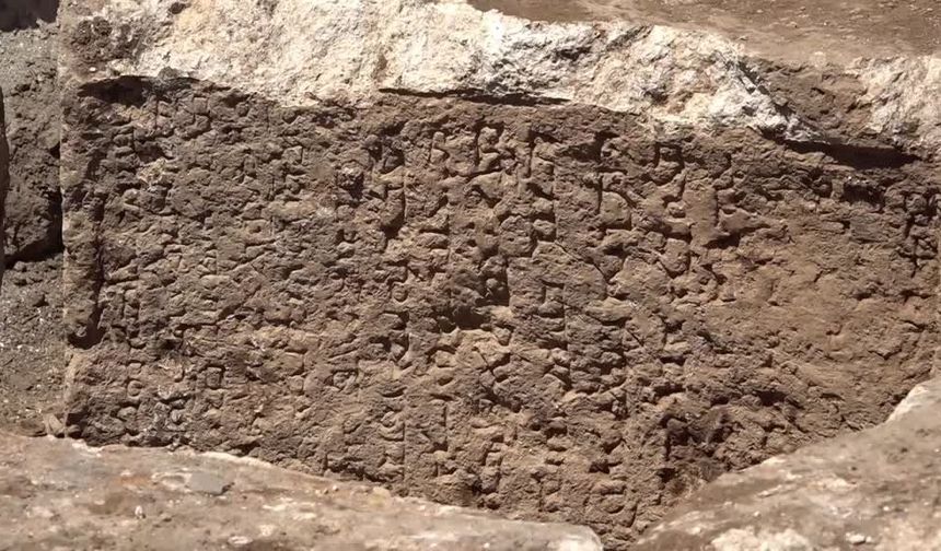 Midyat’ta Süryanice taş blokların sırrı: 1300 yıllık kitabe Mardin Müzesi’ne taşındı