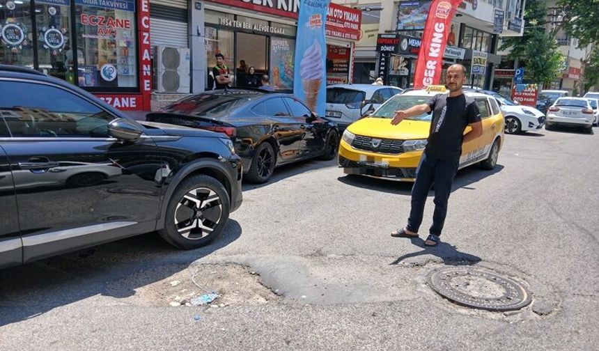 Yoldaki Çukur Sürücüleri Zorluyor, Esnaf Çözüm Bekliyor