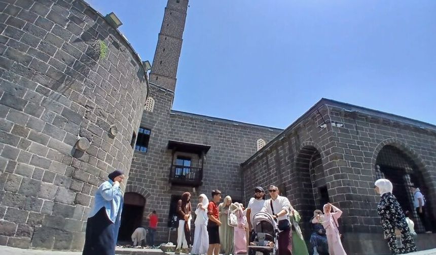 Sur İçi'nin Manevi Atmosferi Asyalı Misafirleri Büyüledi