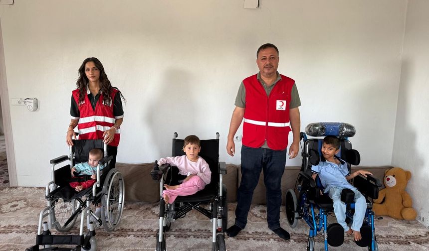 Cam kemik hastası 3 kardeşe tekerlekli sandalye desteği