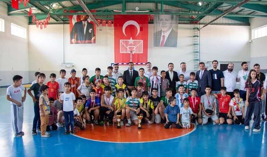 Çınar Kaymakamı Güngör’den Yaz Spor Kurslarına Ziyaret! Gençlerle Bir Araya Geldi