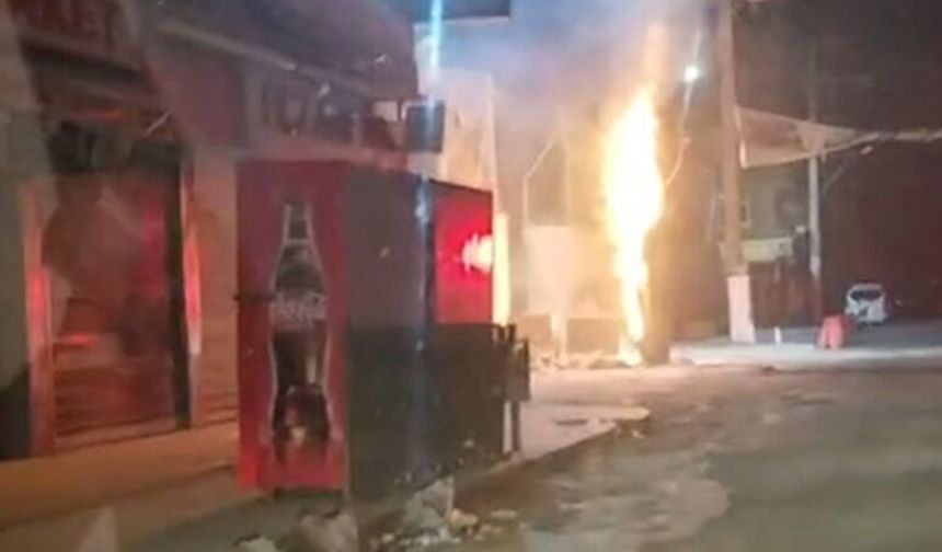 Diyarbakır'da Gece Yarısı Elektrik Direği Alev Aldı, Geceyi Aydınlattı