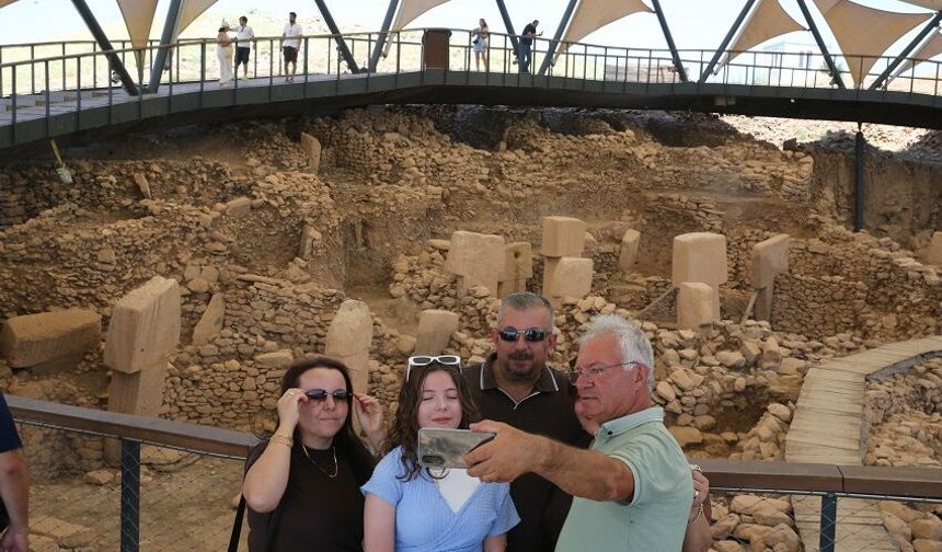 Göbeklitepe serin havasıyla ziyaretçilerini ağırlıyor