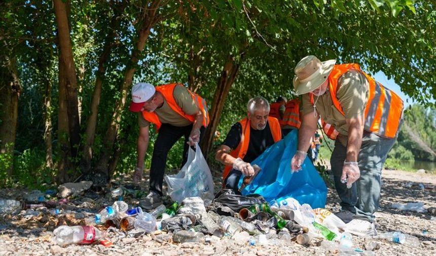 Tarihi Hevsel Bahçeleri’nde Temizlik Çalışması