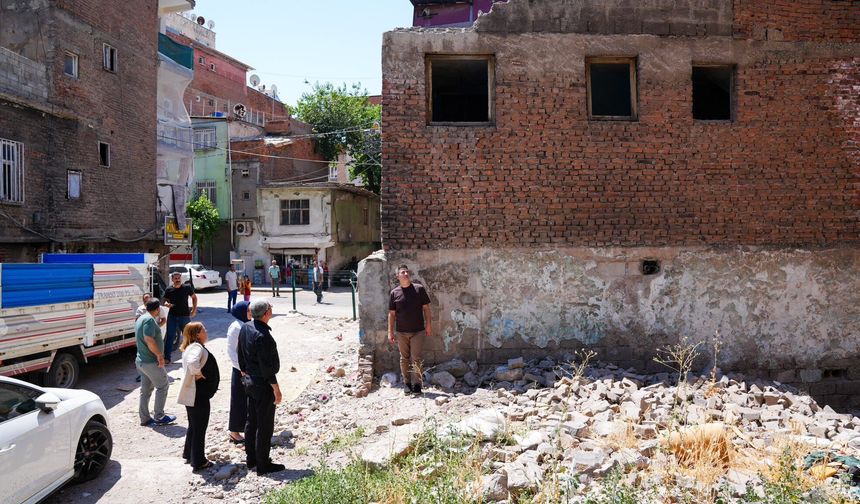 Bağlar'da Tehlike Saçan Metruk Yapılar İçin Harekete Geçildi