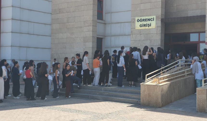 Diyarbakır'da AGS Heyecanı Başladı: Öğretmen Adayları Sınav Salonlarına Alındı