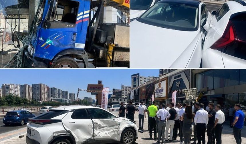 Diyarbakır'da  Asansörlü  Nakliye Aracı Park Halindeki Araçlara Çarptı