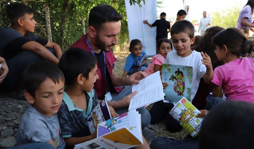 Sur'da Çocuklara Masal Sevinci: 200 Kitap Minik Okurlara Ulaştı