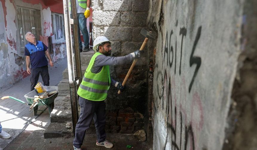 Bağlar’da  metruk yapılar yıkılıyor