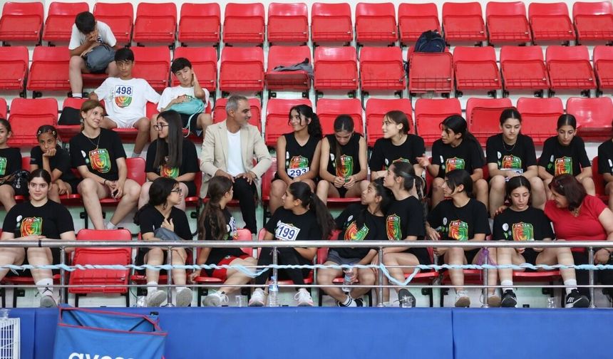 Öğrencilerden Eş Başkan Dündar'a ziyaret