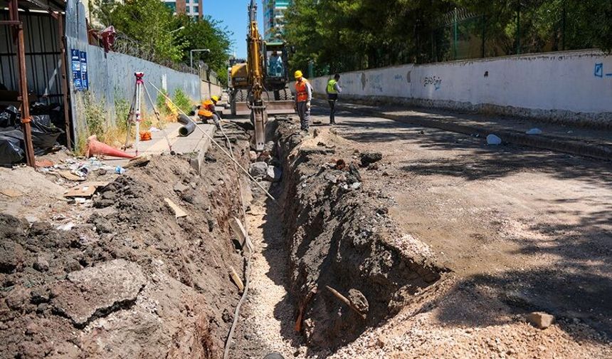 Kayapınar’da iki okulun bulunduğu sokakta altyapıyı yenileniyor