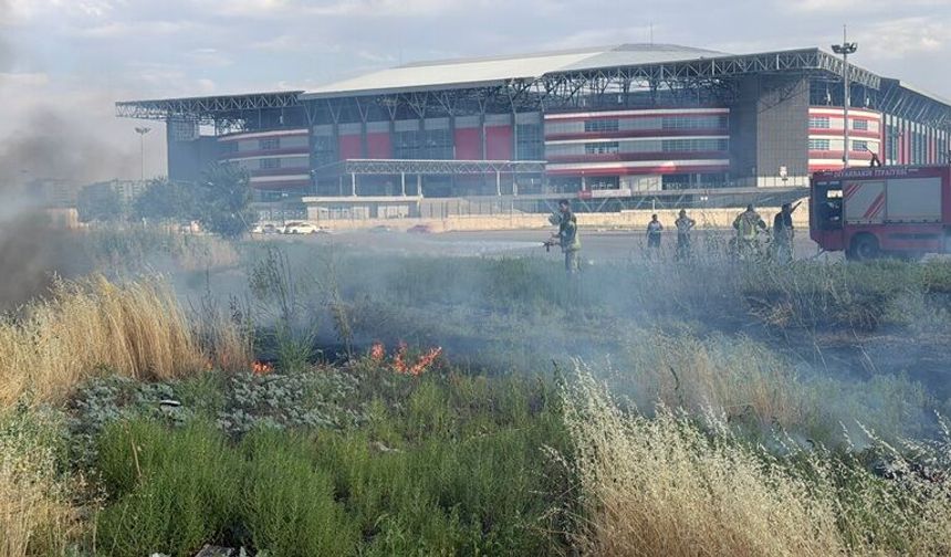 Vatandaşlar Battaniye ile Ekipler Araçlarla Müdahale Etti Yangın Kontrol altına alındı