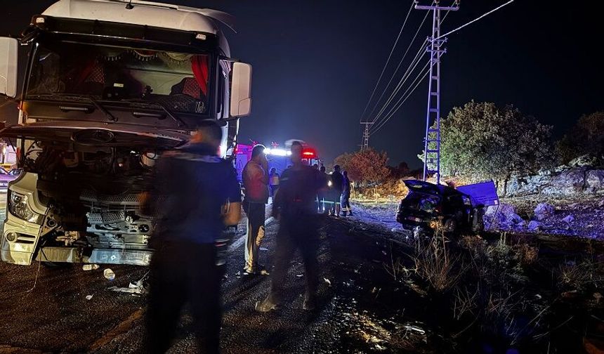 Otomobil ile kamyonun çarpıştığı kazada 3 kişi öldü, 5 kişi yaralandı