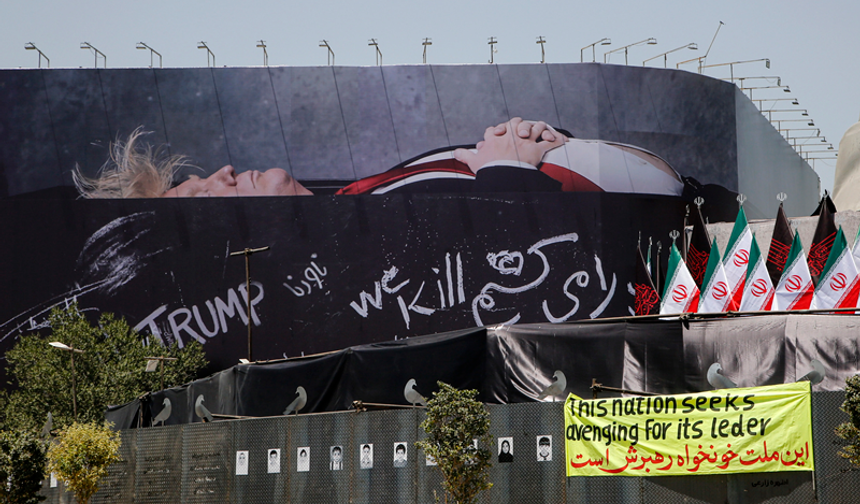Tahran’daki İnkılap Meydanı’nda "tabutta yatan Trump" afişi