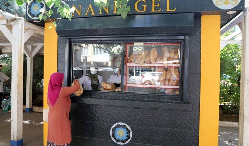 Diyarbakır’da ilk Halk ekmek ücretsiz dağıtıldı
