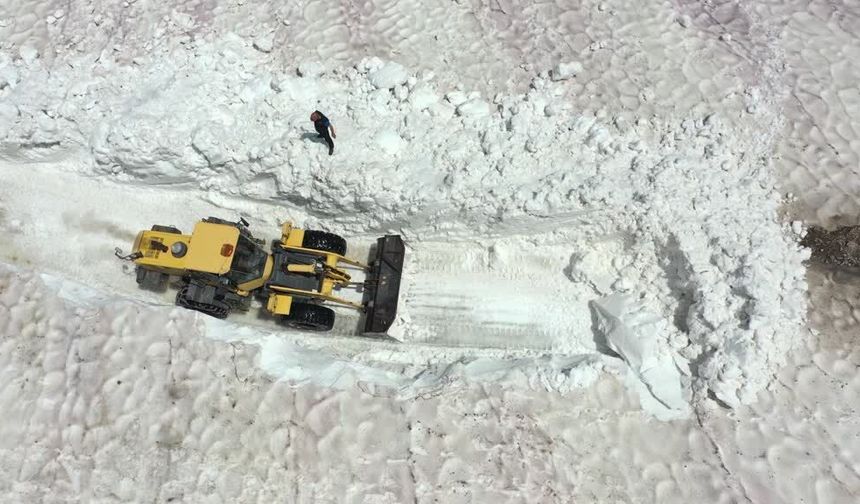 Türkiye sıcaktan kavrulurken Kars'ta 6 metrelik kar mesaisi