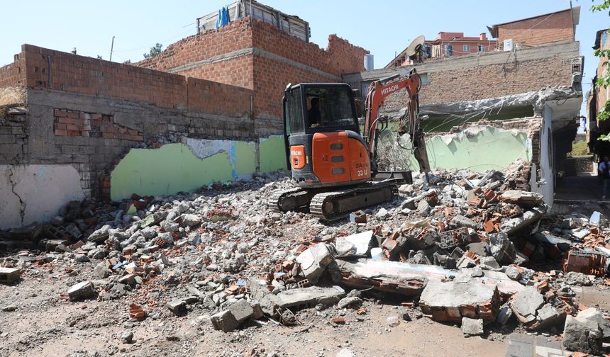 Bağlar’da metruk yapılara neşter: 1 ayda 32 bina yıkıldı