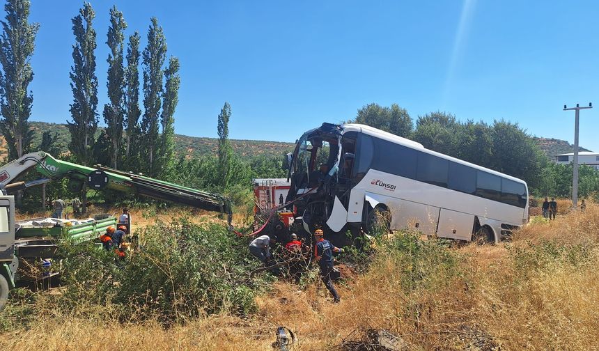 Diyarbakır’da Otobüs Ağaca Çarptı: 2 Kişi Yaralandı