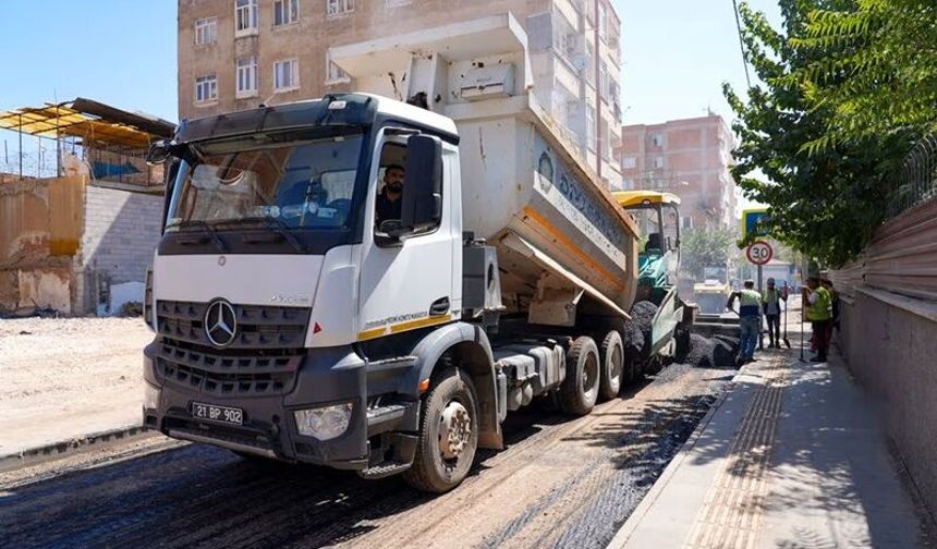 Bağlar’da 5 Cadde Sıcak Asfaltla Yenileniyor