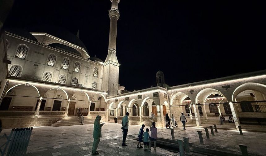 Kavurucu sıcaklar Balıklıgöl'e gece ziyaretlerini artırdı