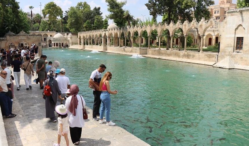 Şanlıurfa’da Balıklıgöl Hareketliliği: Ziyaretçiler Tarihi Alana Akın Etti