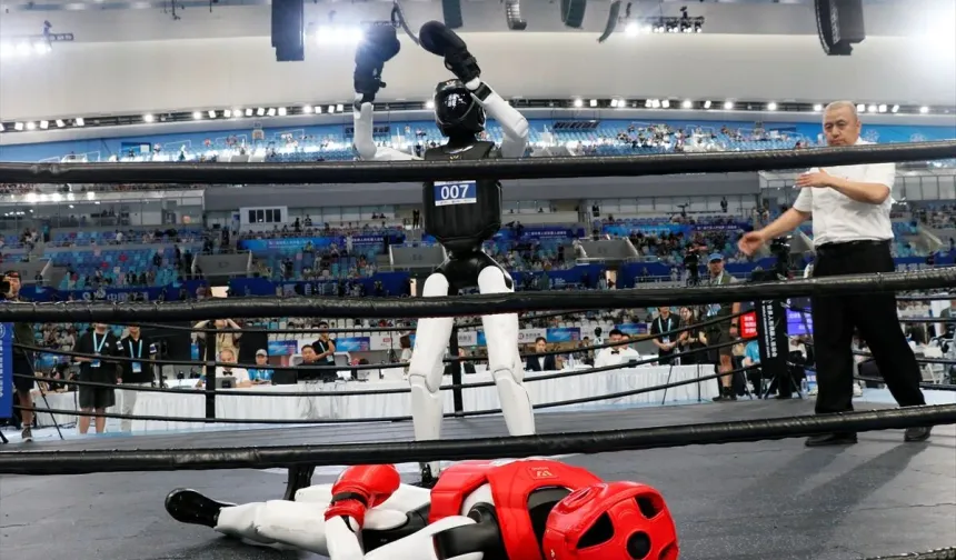 Çin’de İnsansı Robotlar Sahaya Çıktı: Spor ve Senaryo Yarışları Nefes Kesti