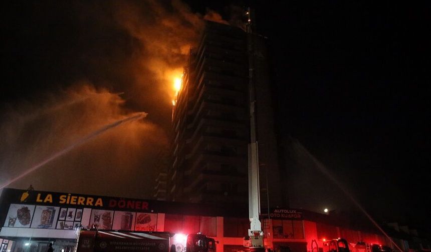 Diyarbakır'da plazada çıkan yangın söndürüldü