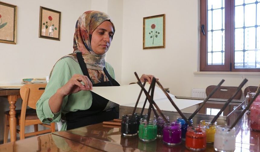 Ebru sanatıyla önce ruhunu dinlendirdi, şimdi usta öğreticiliğe hazırlanıyor