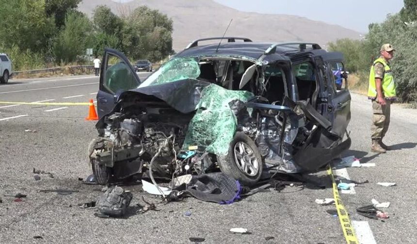 Van’da Feci Kaza: İki Araç Çarpıştı, 2 Kişi Hayatını Kaybetti