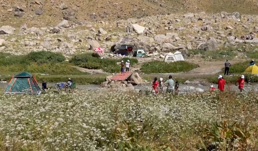 Hakkari’de badminton kortu bu kez Cennet Cehennem Vadisi oldu