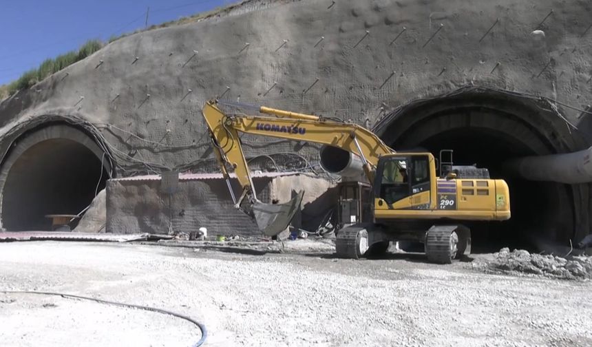 Hakkari’de T-2 Tüneli’nde 2 bin 943 metre kazı tamamlandı, 700’ü aşkın kişi çalışıyor
