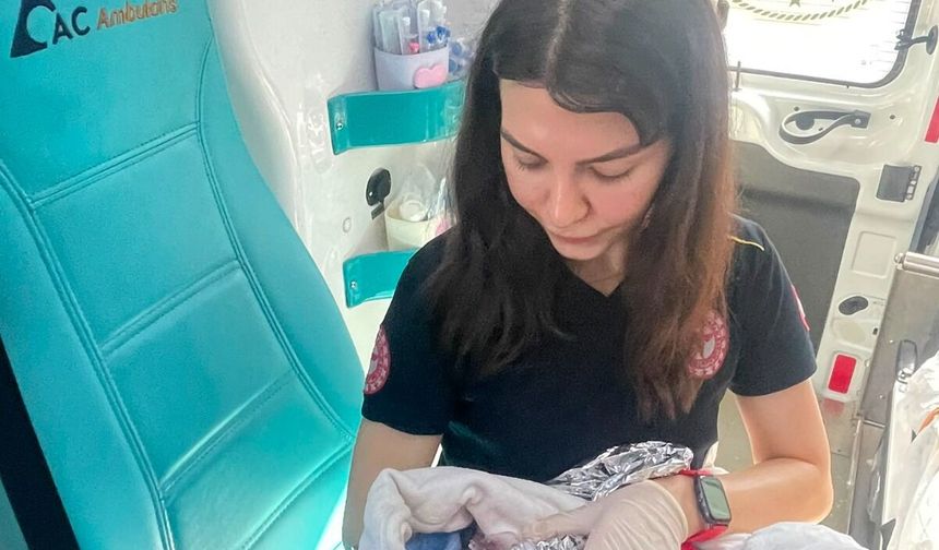 Hamile kadın, hastaneye götürülürken ambulansta doğum yaptı
