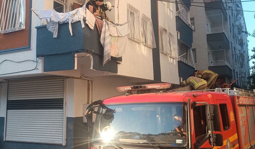 Bağlar'da 1. Kattaki Dairede Çıkan Yangın Paniğe Neden Oldu