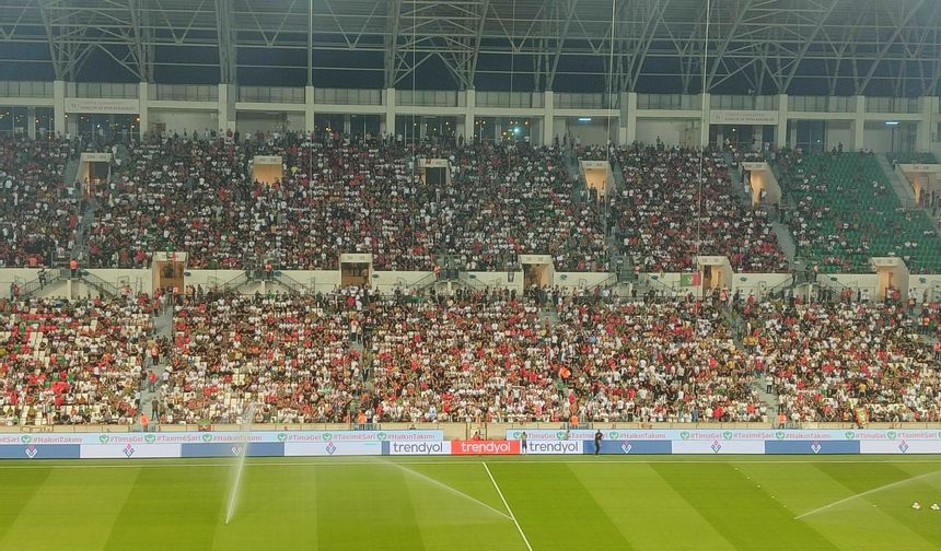 Taraftarlar Stadyumu hınca hınc doldurdu