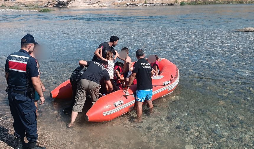 Diyarbakır'da Piknik Alanında 10 Kişi Suların Ortasında Mahsur Kaldı