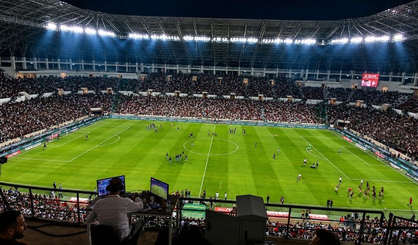 Amedspor-Trabzonspor karşılaşması öncesi tribünler tamamen doldu