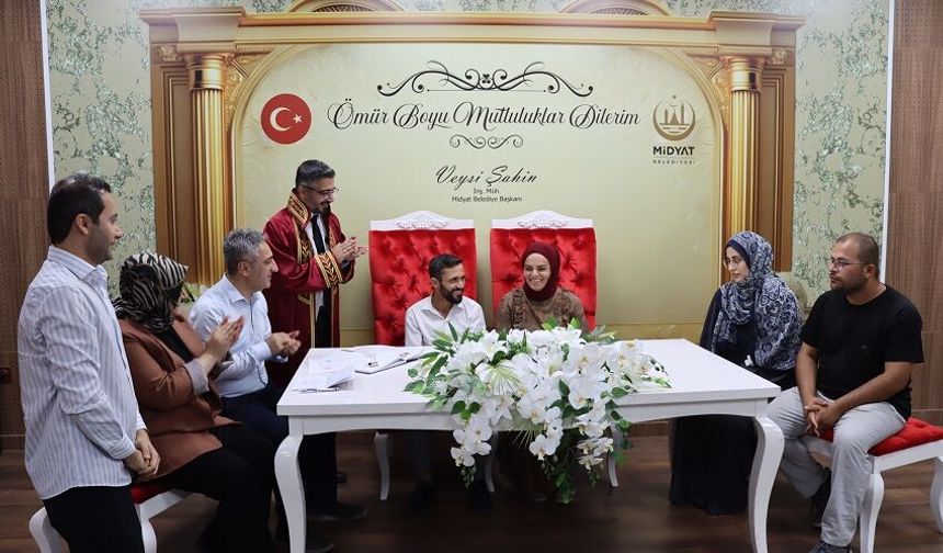 İşitme engelli çift işaret diliyle "evet" diyerek evlendi
