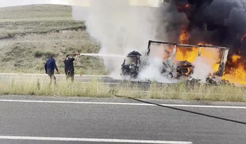 Kargo kamyonu seyir halindeyken alev aldı: Yol bir süre kapandı