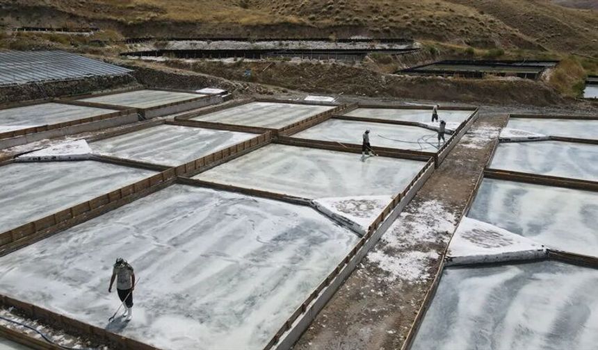 Kemah’ın Geleneksel Tuzu Yüzyıllardır Aynı Yöntemle Üretiliyor