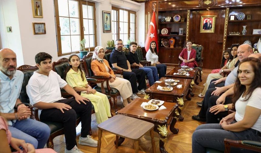 LGS’de 500 Tam Puan Alan Diyarbakırlı Öğrenciler Büyükşehir’de Ağırlandı