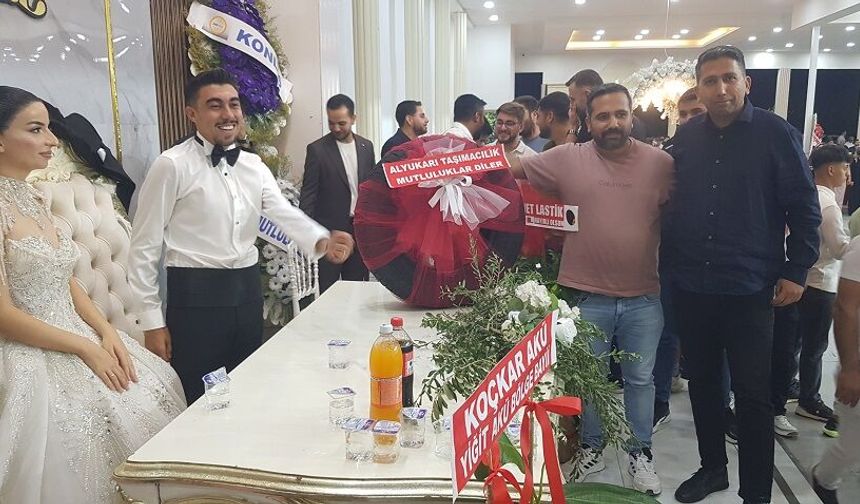 Düğünde gelin ve damada otomobil lastiği hediyesi