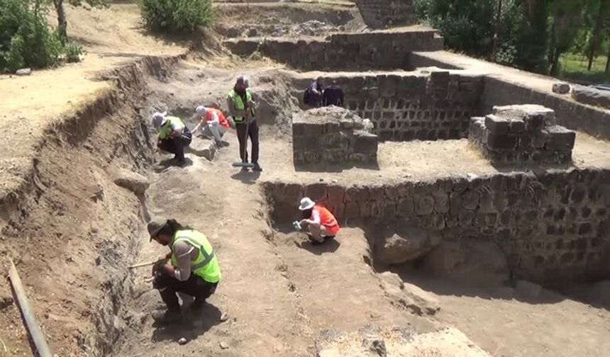 Malazgirt'te 2 Bin Tarihi Eser Gün Yüzüne Çıkarıldı