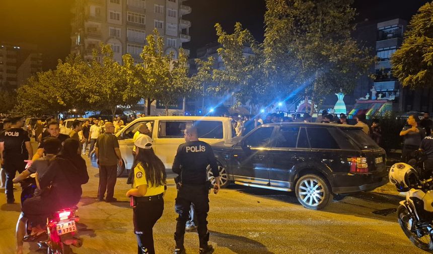 Polisin "dur" ihtarına uymayan sürücü 3 araca çarptı