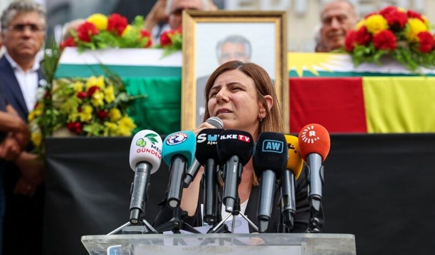 Mehdi Zana için  Belediye önünde tören