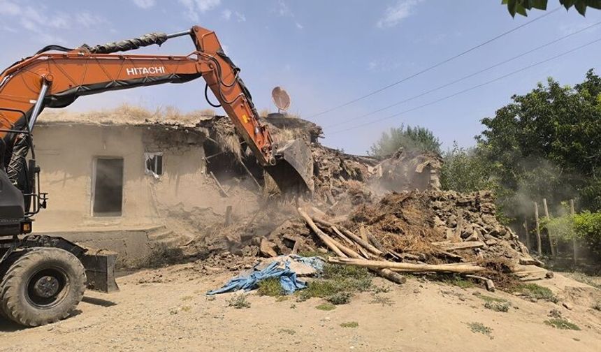 Silvan'da Suçla Mücadele Kapsamında 50 Metruk Yapı Yıkıldı