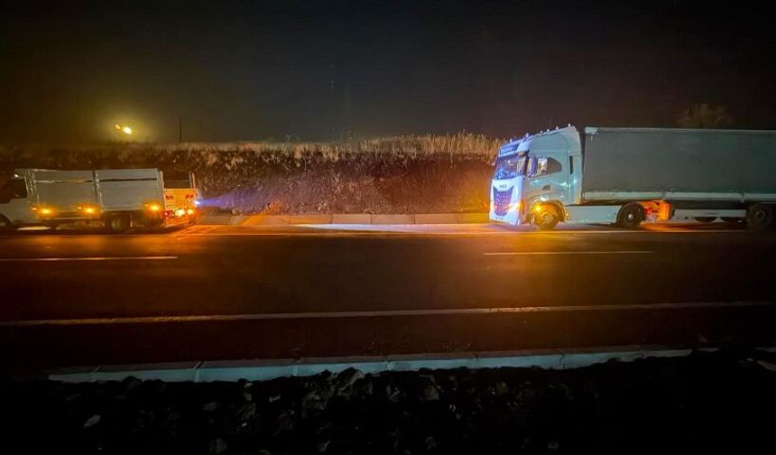 Tır ile kamyonetin çarpıştığı kazada 8 kişi yaralandı