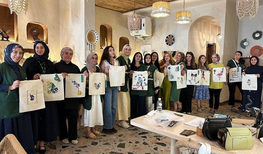 Yeşilay Diyarbakır Şubesi kadınlara yönelik çanta boyama etkinliği düzenledi